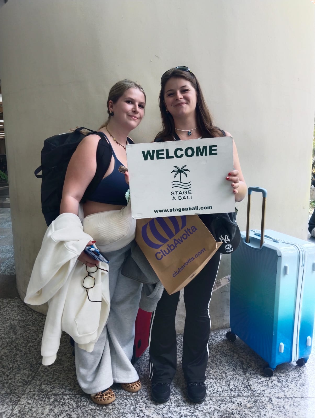 Stagiaires Stage à Bali avec la pancarte à leur arrivée à l'aéroport