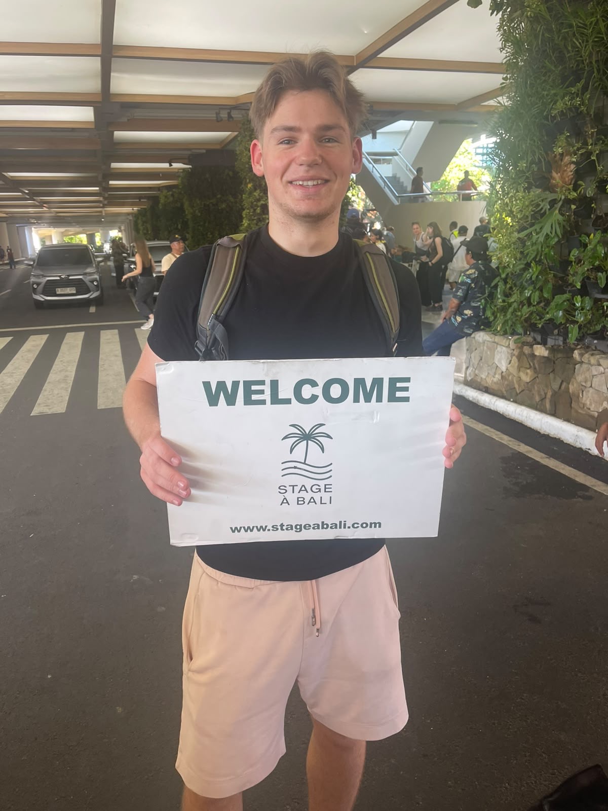 Stagiaire Stage à Bali accueilli à l'aéroport de Denpasar avec la pancarte Welcome